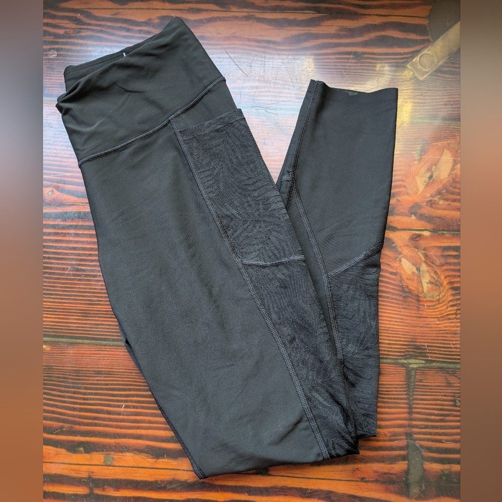 Victoria Sport Total Knockout Black Leggings – Palm Mesh Panels Size: S (Short)